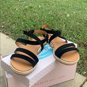 SODA BLACK STRAPY SANDAL